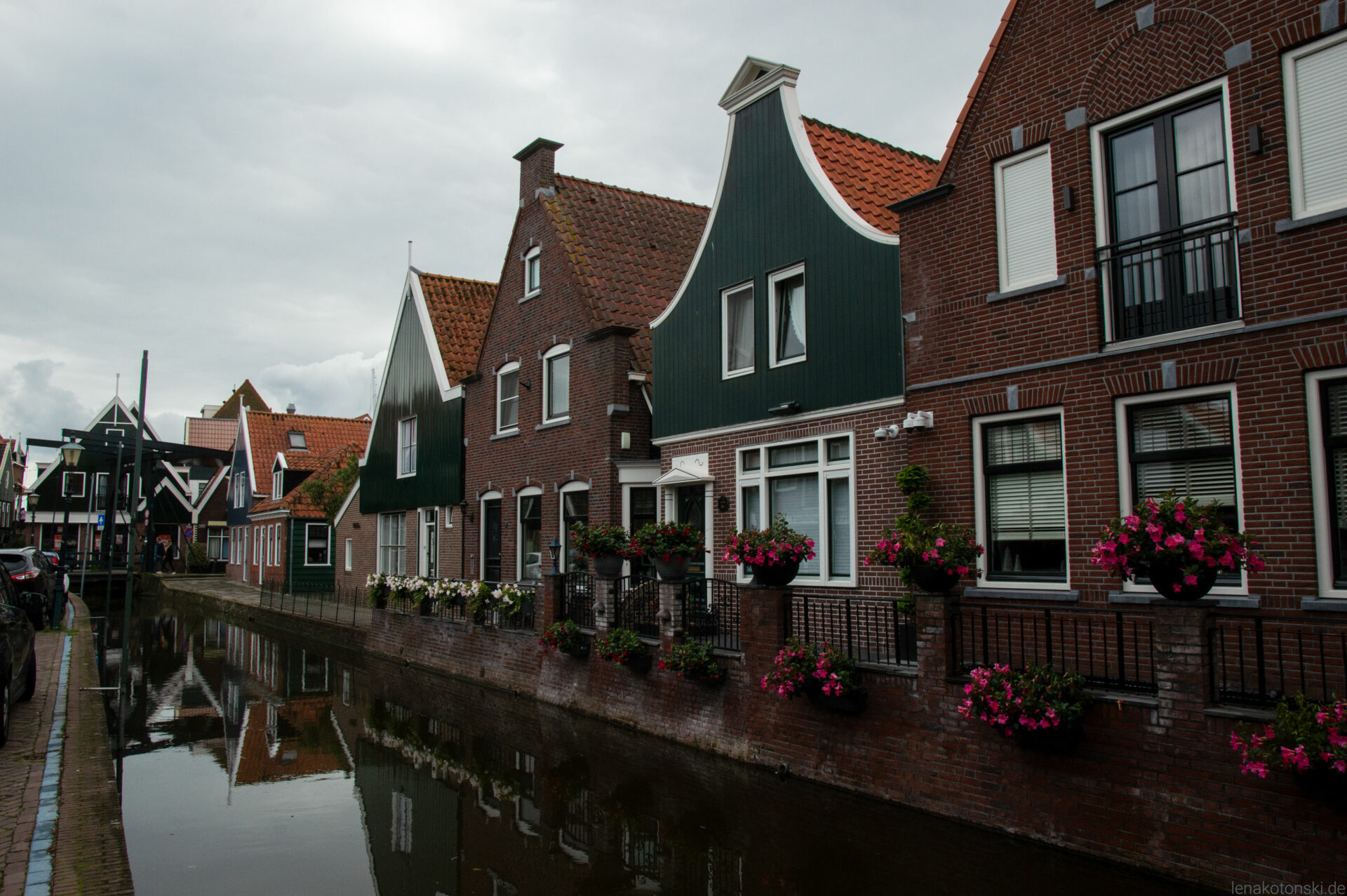 Фасады домов, выходящие на канал